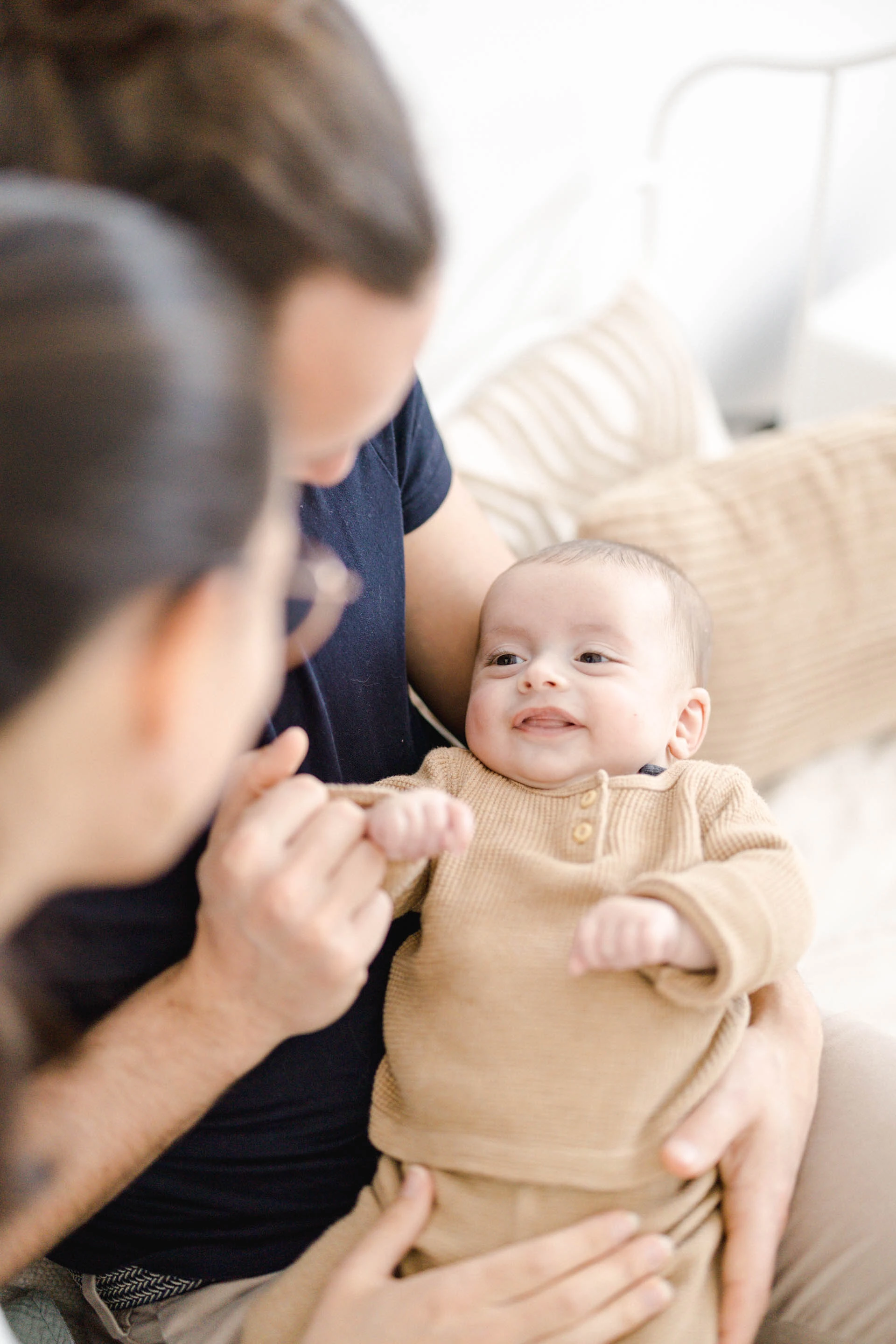 main enfant bonheur beige marron